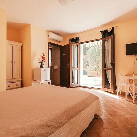 Bella Salmagi - Surya Sardinia Holidays & Yoga Frühstückspension Capitana